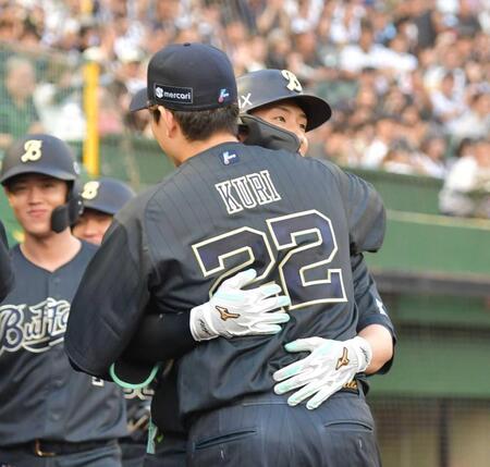 　７回、逆転満塁弾を放ち九里と抱き合う西川（撮影・神子素慎一）