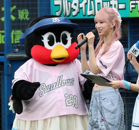 試合前、グラウンドに登場したＭＥ：Ｉ・ＳＵＺＵ（右）とつばみ（撮影・伊藤笙子）