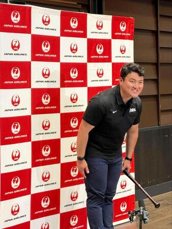 会見後に報道陣に一礼するスタンフォード大・佐々木