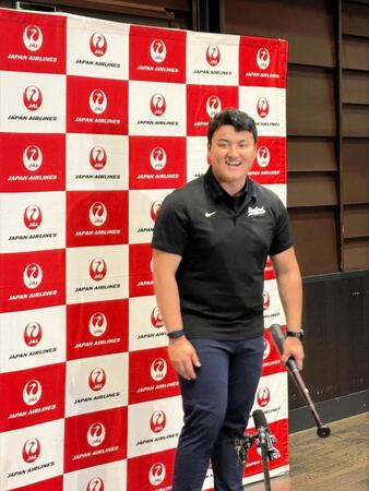 記者会見後に笑顔を見せるスタンフォード大・佐々木