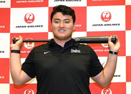 バットを手にポーズをとる米スタンフォード大の佐々木麟太郎内野手