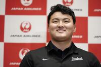 米国から帰国し、取材に応じる米スタンフォード大の佐々木麟太郎内野手＝29日、羽田空港
