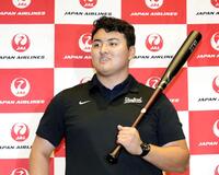 米国から帰国し、取材に応じる米スタンフォード大の佐々木麟太郎内野手＝29日、羽田空港