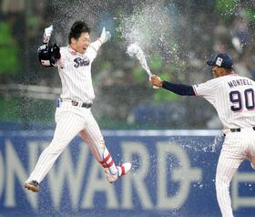 　９回、サヨナラ打を放ち、モンテル（右）に水を掛けられる古賀（撮影・伊藤笙子）