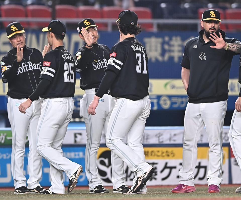 ロッテと引き分けるも、先制３ランを放った正木（３１）らナインとタッチを交わす小久保監督（左から３人目）＝撮影・開出牧