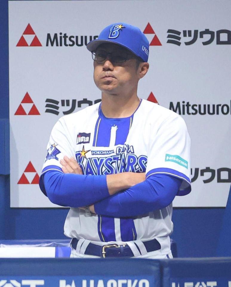 戦況を見守る相川監督（撮影・石井剣太郎）