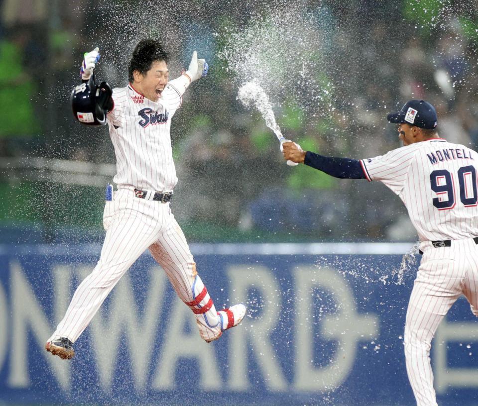 　９回、サヨナラ打を放ち、モンテル（右）に水を掛けられる古賀（撮影・伊藤笙子）