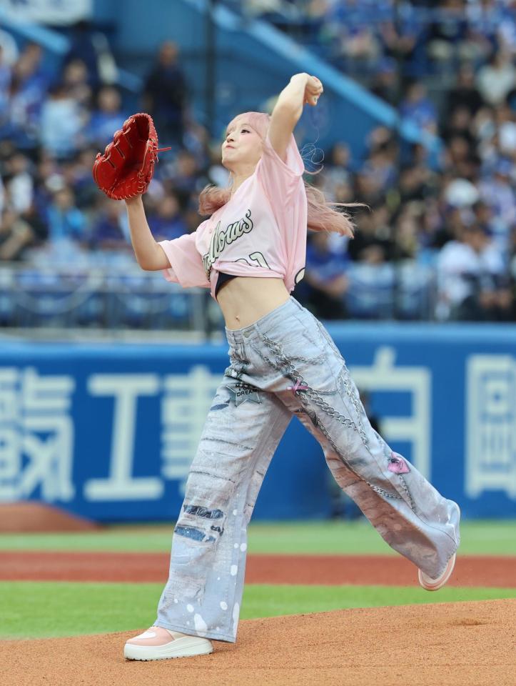 始球式を務めるＭＥ：ＩのＳＵＺＵ