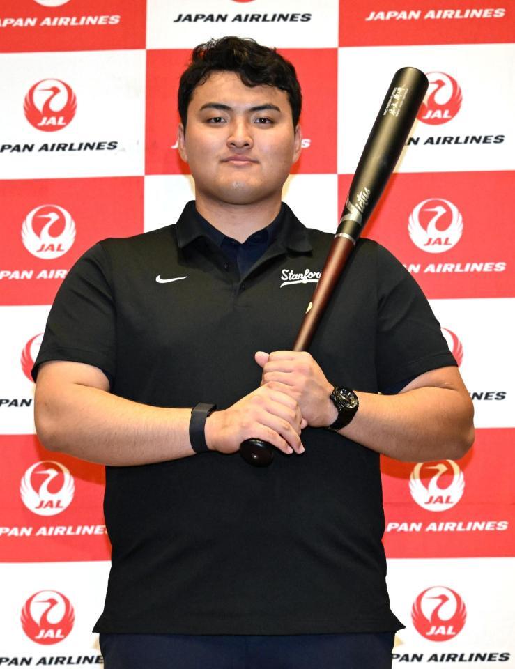 バットを手にポーズをとる米スタンフォード大の佐々木麟太郎内野手