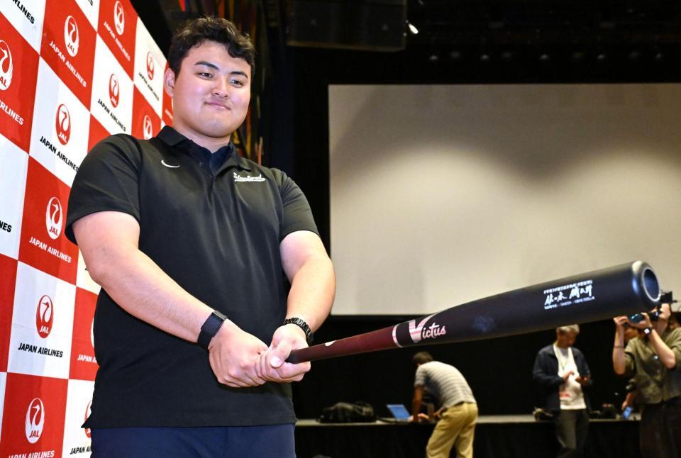 バットを手にポーズをとる米スタンフォード大の佐々木麟太郎内野手