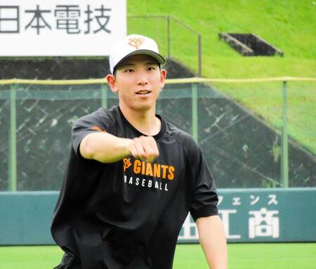 　キャッチボールする戸郷