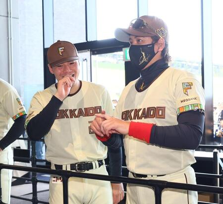 開場前に清宮幸（左）と話す新庄監督（撮影・中島達哉）