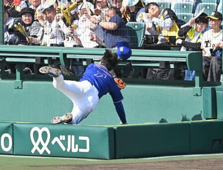 打球を追い、カメラマン席に飛び込む福永＝４月１８日、甲子園（撮影・飯室逸平）