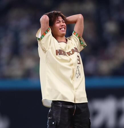 ファーストピッチセレモニーで投球し、大きく逸れて頭を抱える二階堂蓮（撮影・中島達哉）