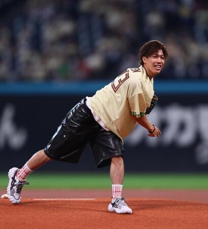 ファーストピッチセレモニーで投球する二階堂蓮（撮影・中島達哉）