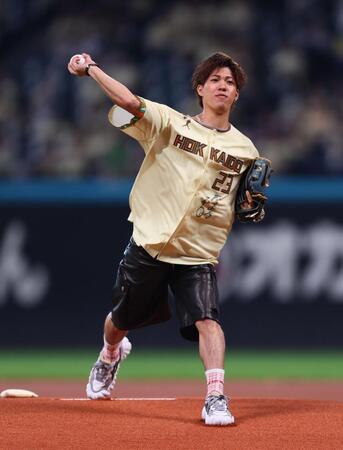 ファーストピッチセレモニーで投球する二階堂蓮＝撮影・中島達哉）