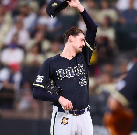 ２回、勝ち越しを許し、汗をぬぐうジェリー（撮影・中島達哉）