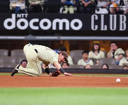 ８回、山中の打球を処理する際に負傷する清宮幸（撮影・中島達哉）