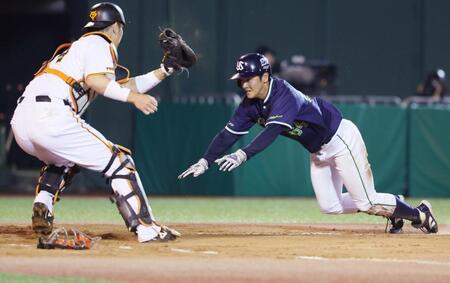 ８回、中村悠の二ゴロ野選でヤクルトの岩田が生還