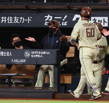 ３回、ソロを放った吉田（６０）を両手を広げながら迎える新庄監督（中央）＝撮影・中島達哉