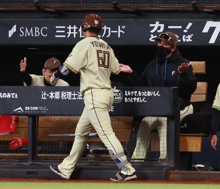 ３回、ソロを放った吉田（６０）を両手を広げながら迎える新庄監督（右）＝撮影・中島達哉