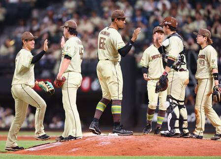 オリックスに勝利をあげ、タッチを交わす日本ハムナイン（撮影・中島達哉）