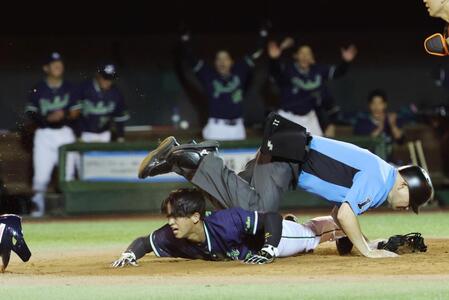 ９回、増田の遊ゴロ野選で松下が生還