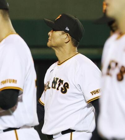 ヤクルトに敗れ、引き揚げる巨人の橋上監督代行