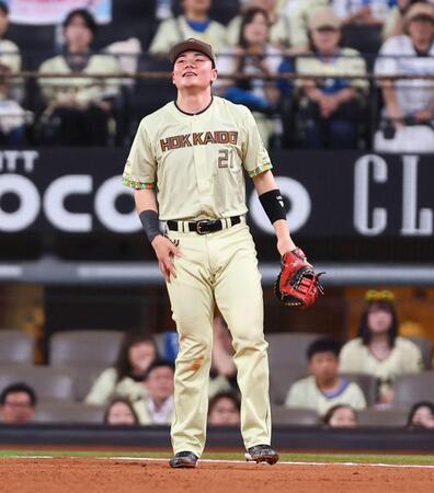８回、山中の打球を処理する際に負傷する清宮幸（撮影・中島達哉）