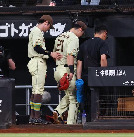 ８回、山中の打球を処理する際に負傷し、ベンチに下がる清宮幸（中央）＝撮影・中島達哉
