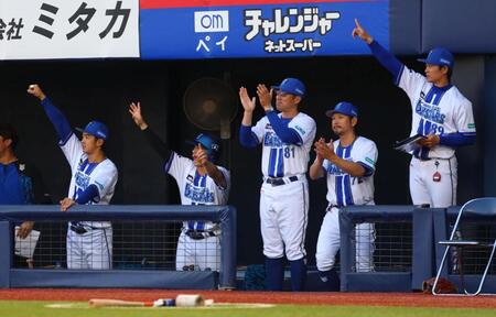 ２回、先制し喜ぶ相川監督（左から３人目）ら＝撮影・石井剣太郎