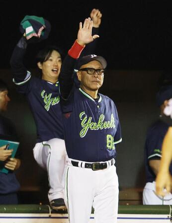 ８回、岩田が生還し同点、喜ぶヤクルトベンチと池山監督