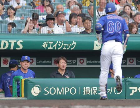 １回、山本（右）が併殺に倒れグラウンドを見つめる井上監督（左）＝撮影・西田忠信