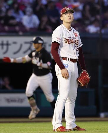 　４回、ロッテ・佐藤（奥）に満塁本塁打を浴びた荘司