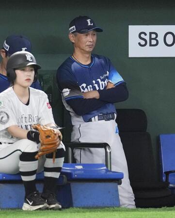 　９回、戦況を見守る西口監督