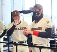 開場前に清宮幸（左）と話す新庄監督（撮影・中島達哉）