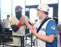 ウェルカムハイタッチでファンを迎える新庄監督（左）＝撮影・中島達哉
