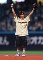 ファーストピッチセレモニーに登場した二階堂蓮（撮影・中島達哉）
