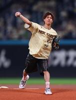ファーストピッチセレモニーで投球する二階堂蓮＝撮影・中島達哉）