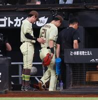 ８回、山中の打球を処理する際に負傷し、ベンチに下がる清宮幸（中央）＝撮影・中島達哉