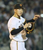 ８回、打者中村悠のとき、暴投で失点した大勢