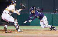 ８回、中村悠の二ゴロ野選でヤクルトの岩田が生還