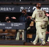 ３回、ソロを放った吉田（６０）を両手を広げながら迎える新庄監督（中央）＝撮影・中島達哉