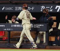 ３回、ソロを放った吉田（６０）を両手を広げながら迎える新庄監督（右）＝撮影・中島達哉