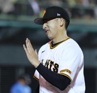 ８回、２失点しベンチに下がる大勢