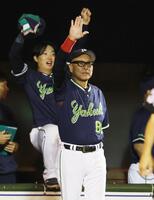 ８回、岩田が生還し同点、喜ぶヤクルトベンチと池山監督