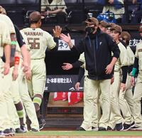 万波中正（６６）らナインを迎える新庄監督（撮影・中島達哉）