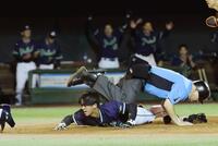 ９回、増田の遊ゴロ野選で松下が生還