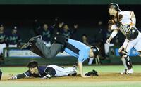 ９回、増田の遊ゴロ野選で松下が生還
