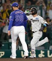 10回、中日・松山（左）からサヨナラ本塁打を放った阪神・森下＝甲子園